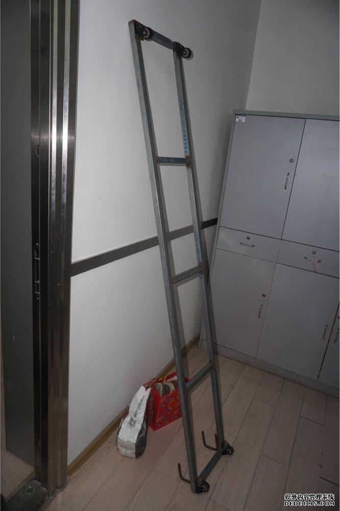 韩国学生翻墙进美国大使官邸 高举喇叭:美军滚出去!